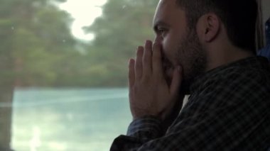 Adam trende hapşırıyor.