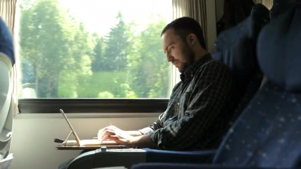 Homem trabalhando no computador tablet laptop no trem. — Vídeo de Stock