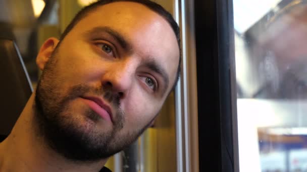 Slaperig man zitplaatsen in een trein bij het raam. — Stockvideo