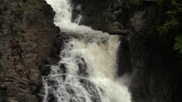 Canyon Sainte Anne waterval. Mensen glijden op de klif. — Stockvideo