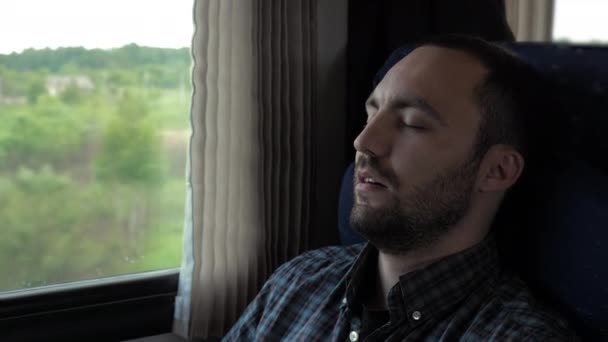 Молодой человек спит в поезде . — стоковое видео
