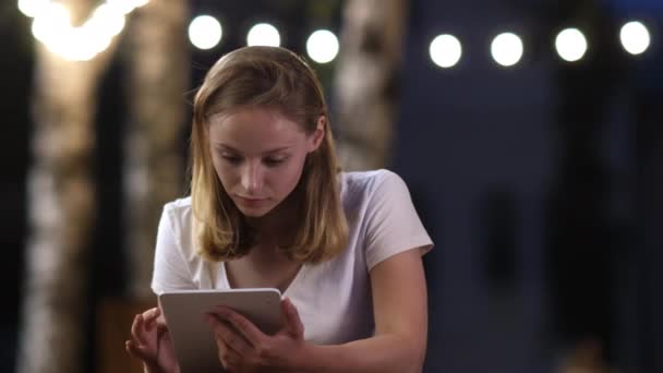 Jolie fille regardant la tablette et se réjouissant. Bonnes nouvelles . — Video