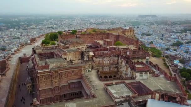 공중에 떠 있는 인도 라자스탄 주 호드 푸르에 있는 메를 롱가 요새. — 비디오