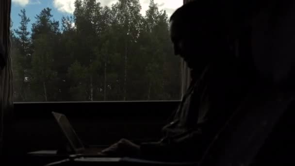 Hombre decepcionado trabajando en una tableta en un tren. — Vídeo de stock