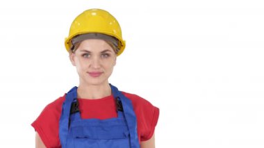 Gülümseyen yapıcı işçi kadın ayakta ve değişen pozlar Kat eller, kalça eller, beyaz arka plan üzerinde ceplerde eller.