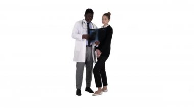Doktor hastanın göğüs röntgenini beyaz arka planda gösteriyor..