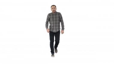 Koştuktan sonra derin nefes alan adamın beyaz arka planda kalp ağrısı var..