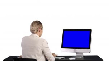 Ofiste monitöre bakan bir kadın, beyaz arka plan. Mavi Ekran Mock-up Ekran.
