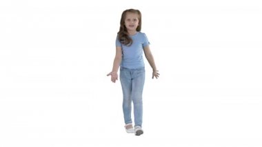 Güzel kız beyaz arka planda yürürken güler ve dans eder.