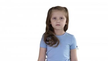 Beyaz arka planda yürüyen kot pantolon ve mavi tişörtlü küçük kız.