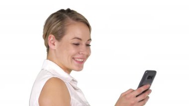 Genç güzel kadın beyaz arka plan bir Sms yazıyor.
