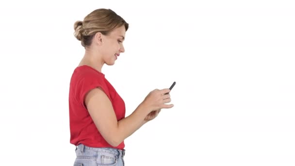 Mujer bonita usando el teléfono celular sobre fondo blanco. — Vídeos de Stock