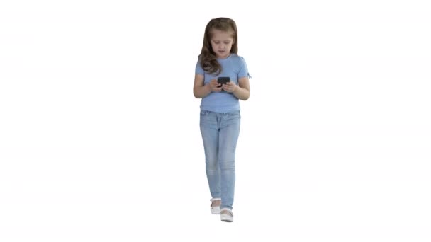 Küçük sevimli kız beyaz arka plan üzerinde mobil akıllı telefon ilginç bir bilgi ile şaşırttı. — Stok video