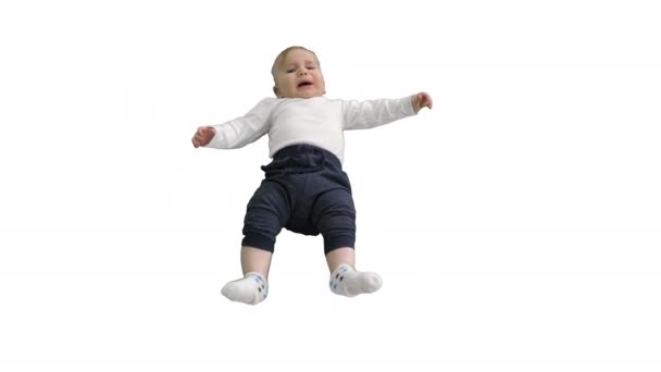 Llorando bebé chico tendido en blanco fondo . — Vídeo de stock