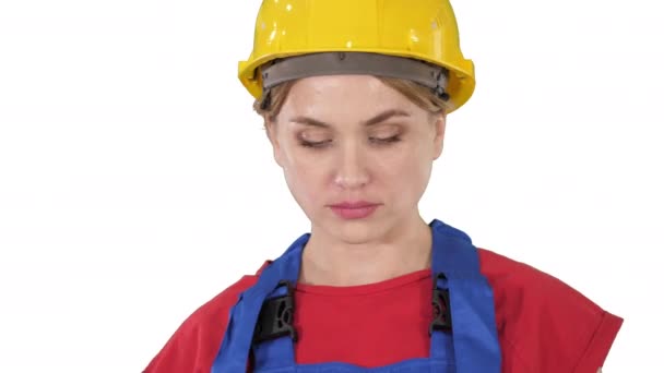 Hrdý jistý mladý žena pracovník s pažemi v bok na bílém pozadí. — Stock video
