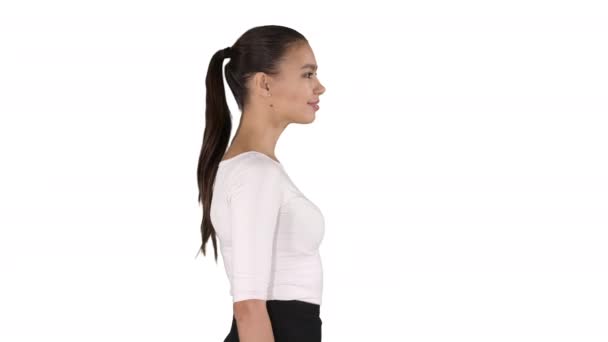 Ung affärskvinna går på vit bakgrund. — Stockvideo