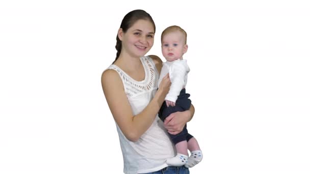 可爱的男婴在母亲的手看相机的白色背景. — 图库视频影像
