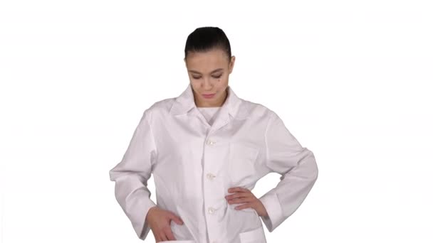 Mujer médico caminando como modelo de moda sobre fondo blanco. — Vídeo de stock