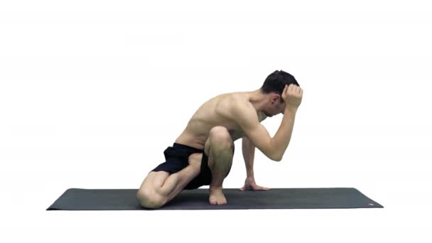 Homem prática ioga Sage Twist C pose ou Marichyasana postura alongamento muscular exercício com meditação de ioga relaxar e refrescar a saúde no fundo branco . — Vídeo de Stock
