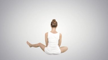 Güzel genç kadın spor yoga lotus gradyan arka planda poz oturan giyen.