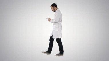 Akıllı telefon kullanarak ve degrade arka planda attanasyon jesti yapma tıp profesyonel yürüyüş.