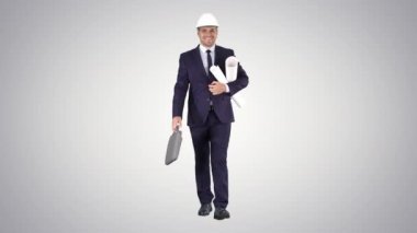 Gülümseyen mimar veya mühendis yürürken projeleri silah altında tutarken degrade arka planda Emek kavramı.