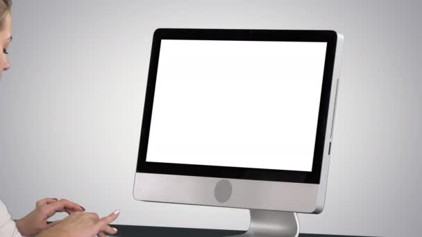 Mujer usando la computadora en el fondo de gradiente. — Vídeos de Stock