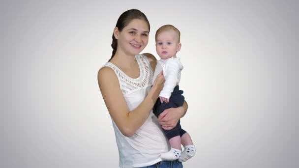 Lindo bebé en las manos de las madres mirando a la cámara, Alpha Channel — Vídeos de Stock