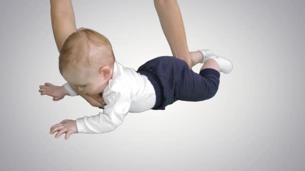 婴儿躺在他的肚子,并举行了他的头,阿尔法通道 — 图库视频影像