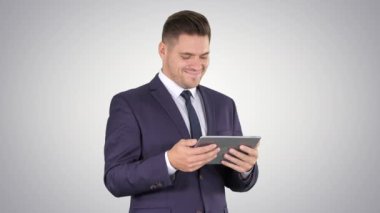 İşadamı Okuma veya degrade arka planda bir dijital tablet üzerinde çalışma.