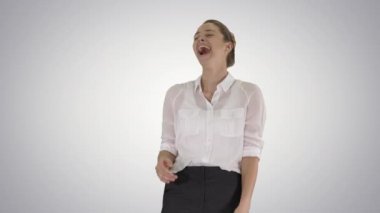 Olumlu insani duygular. Mutlu duygusal kız, eğimli arka planda tüm kalbiyle gülüyor..