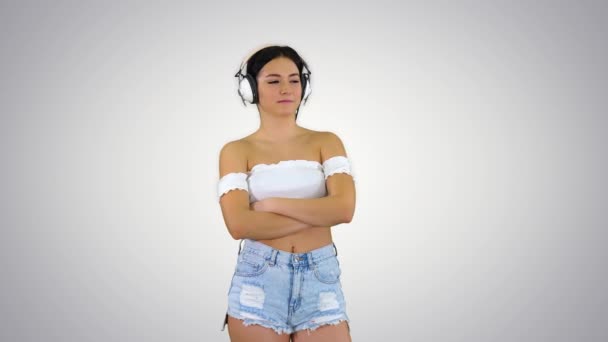 年轻的西班牙妇女 戴 耳机 严重 脸 思考 梯度 背景. — 图库视频影像