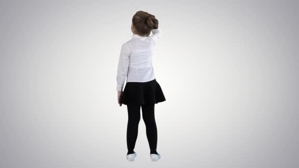 Klein meisje kijken weg op gradiënt achtergrond. — Stockvideo