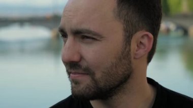 Sağlıklı genç adam başka bir yere bakıyor. Kendine güvenen genç adam.