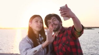 Birbirlerini seven çiftler dışarıda selfie çekiyorlar..
