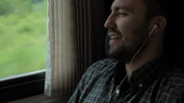 Genç beyaz adam en sevdiği şarkıyı trende söylüyor..