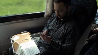 İşadamı Cep Telefonu Kullanarak Trende Çalışmak Için İşe Gidiyor.