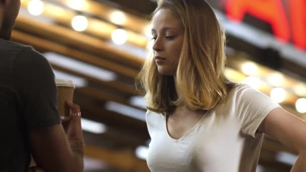 Director explaining actress what to do showing her take away coffee cup. — Stock Video