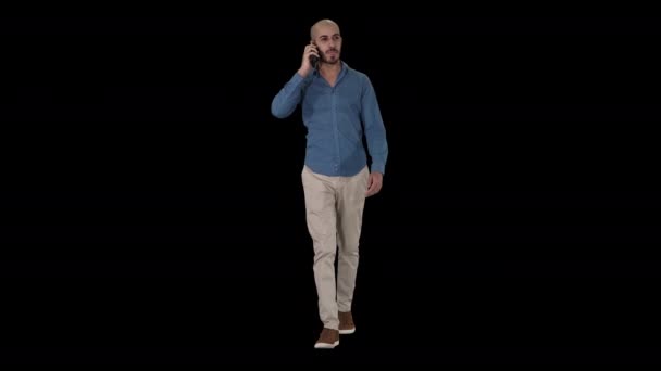 Hombre árabe joven caminando y hablando por teléfono y sonriendo, Alpha Channel — Vídeo de stock