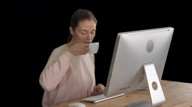 Bilgisayar ve kafe ile genç kadın, Alpha Channel