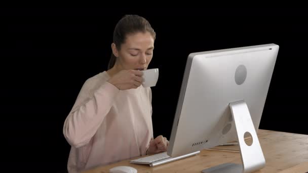 Mujer joven con computadora y café, Alpha Channel — Vídeo de stock