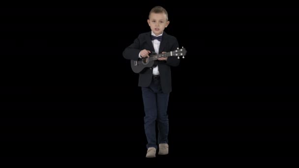 Ragazzo in costume camminare e giocare ukulele, Alpha Channel — Video Stock