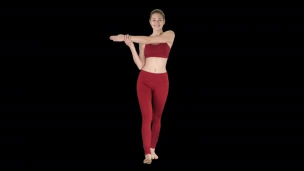 Молодая женщина протягивает руки в платье для йоги, Альфа-канал — стоковое видео