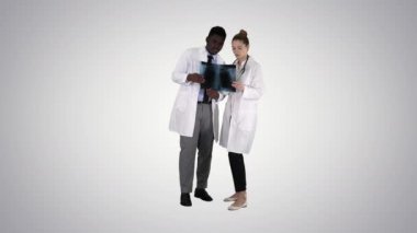 Genç bayan doktor ve afro-amerikan doktor akciğer röntgenlerine bakıyor..