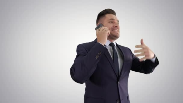 Empresário falando no telefone celular feliz em fundo gradiente . — Vídeo de Stock