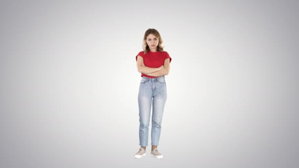 Lächelnde junge Frau mit verschränkten Armen auf Gradienten-Hintergrund. — Stockvideo