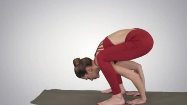 Güzel genç fit kadın handstand yapıyor spor giyen, Firefly duruş varyasyonu, degrade arka plan üzerinde Tittibhasana.
