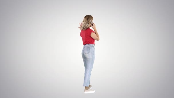 Kvinna i casual med ett samtal på gradient bakgrund. — Stockvideo
