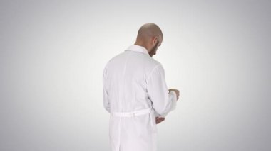 Degrade arka planda kask Güvenlik konseptinde yürüyen bilim mühendisi.