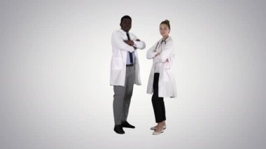 Eğilim geçmişinde çapraz kollu kadın ve erkek doktorlar.